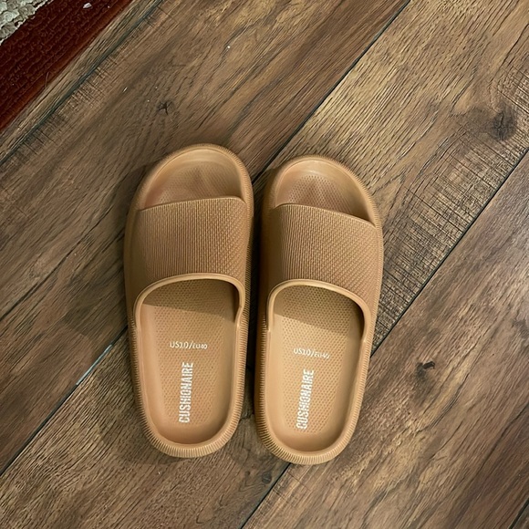 Slippers - Picture 1 of 5